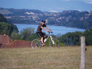  骑山地自行车去蓝色的湖边